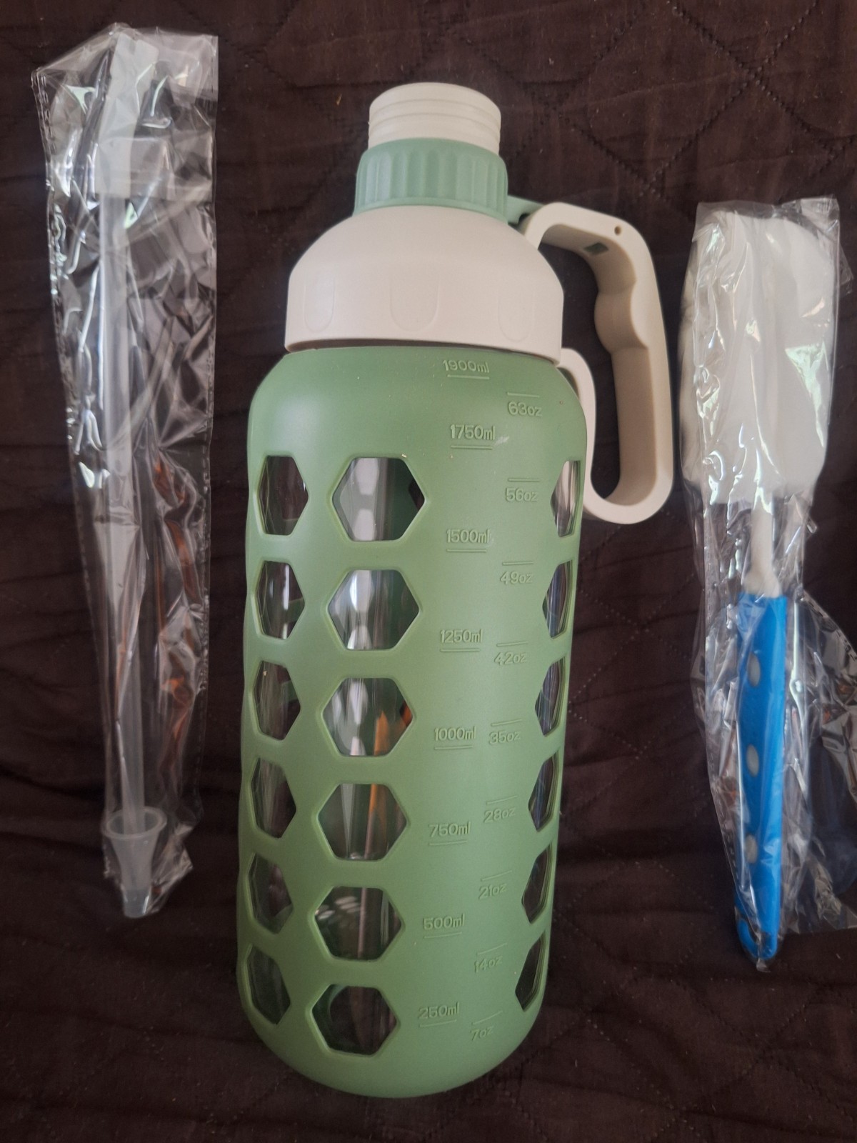 MUKOKO 64oz Glass Water Bottles with Straw and Lid,Half 64 Ounces, Green